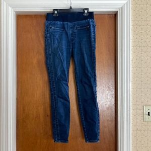 To be honest there is no tag for brand/size. Tight fitting dark blue jegging.